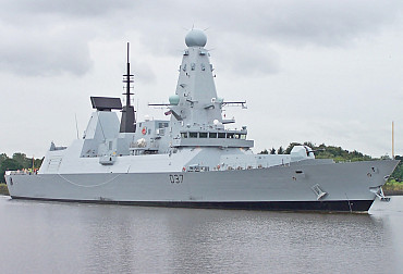 Exkrálovna moří závislá na&nbsp;spojencích: Royal Navy nemůže eskortovat vlastní letadlové lodě a&nbsp;spoléhá na&nbsp;Francouze