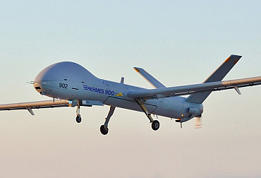 FPV a MALE drony v současných konfliktech: poučení z Ukrajiny a izraelské zkušenosti z Íránu