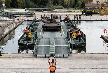 Pontonový mostní systém PFM: Moderní odpověď na výzvy překonávání vodních překážek