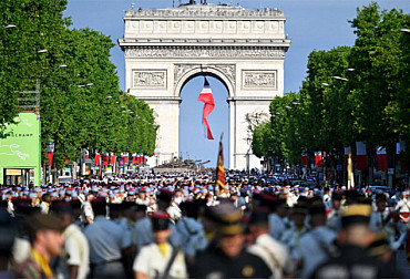 Od Patrouille de France po modernizované tanky Leclerc: Přehlídka 14. července na Champs-Elysées