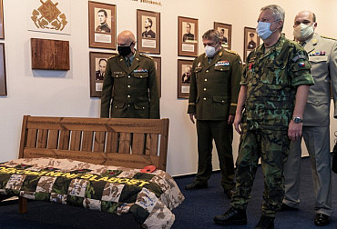 Na Generálním štábu byla rozšířena galerie hrdinů a umístěna lavička válečných veteránů