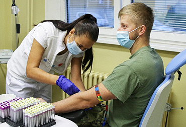 Koronavirus se nevyhnul ani strakonickým vojákům. Ti se teď snaží pomoct dalším pacientům