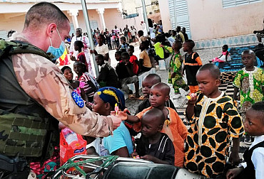 Čeští vojáci v Mali pomohli místnímu sirotčinci