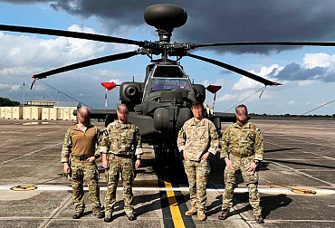 Čeští JTAC naváděli v USA na cíl vrtulník AH-64 Apache