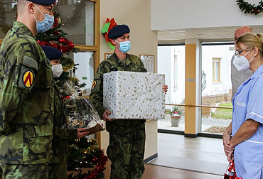 Strakoničtí vojáci předali dar domovům pro seniory