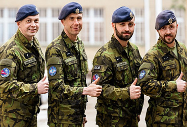 Vojáci, kteří zachraňovali muže s téměř amputovanou rukou, byli oceněni