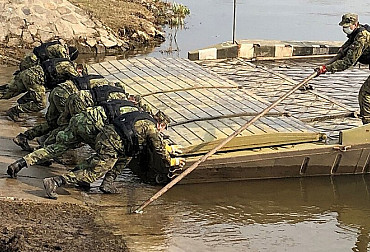 I plovací vesty patří k nezbytným pomůckám vojáků
