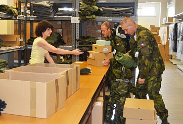 Vojáci získají desetitisíce nových košilí i bundokošilí