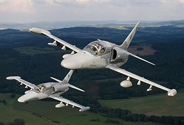 Staronová dvojice display pilotů letounů L-159 ALCA prošla certifikací