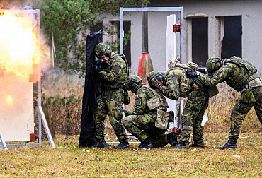 Speciální síly AČR se zdokonalují ve výcviku násilných vstupů do objektů