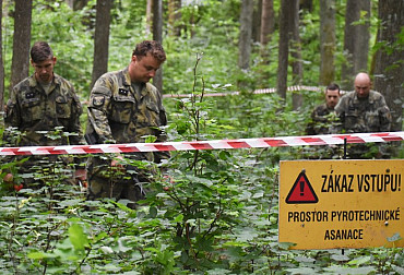 Na Brdech pokračuje pyrotechnická očista i o prázdninách, lidé by neměli chodit do zakázaných oblastí