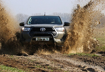 Vojskové zkoušky Toyoty Hilux: Zvládnul klády i bahno polních cest