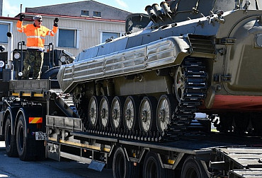 Armáda nakupuje nové tahače s návěsem pro převoz materiálu a vojenské techniky