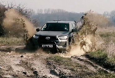 Česká armáda si převzala první várku nových vozů Toyota Hilux