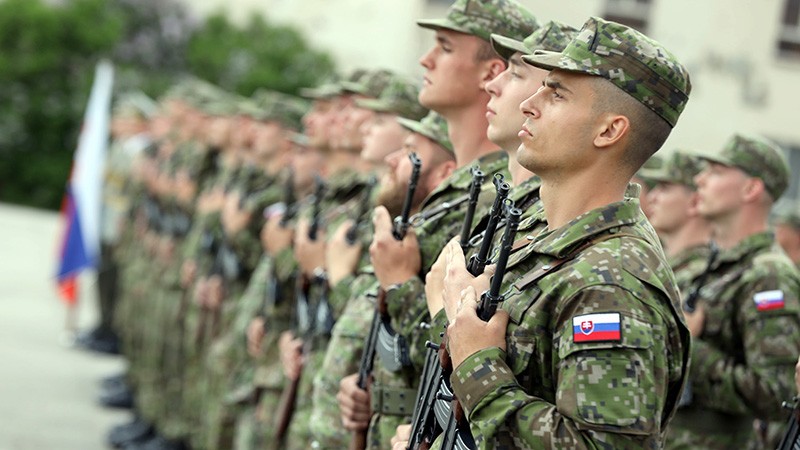 Trump žádá od členů NATO vydávat více peněz na obranu. Jak to může ovlivnit Slovensko?