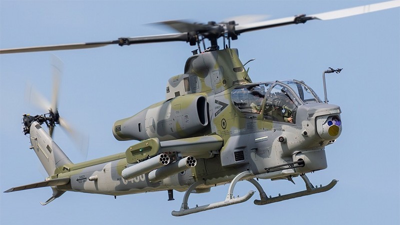 Nad Českými Budějovicemi létaly gripeny i bitevní vrtulník AH-1Z Viper