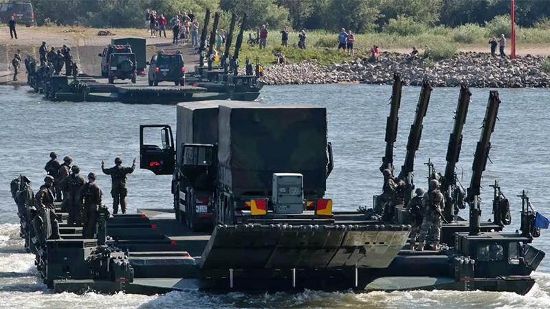 Británie a Německo uzavřely historickou obrannou dohodu. Vzájemnou spolupráci už předvedly na Rýnu