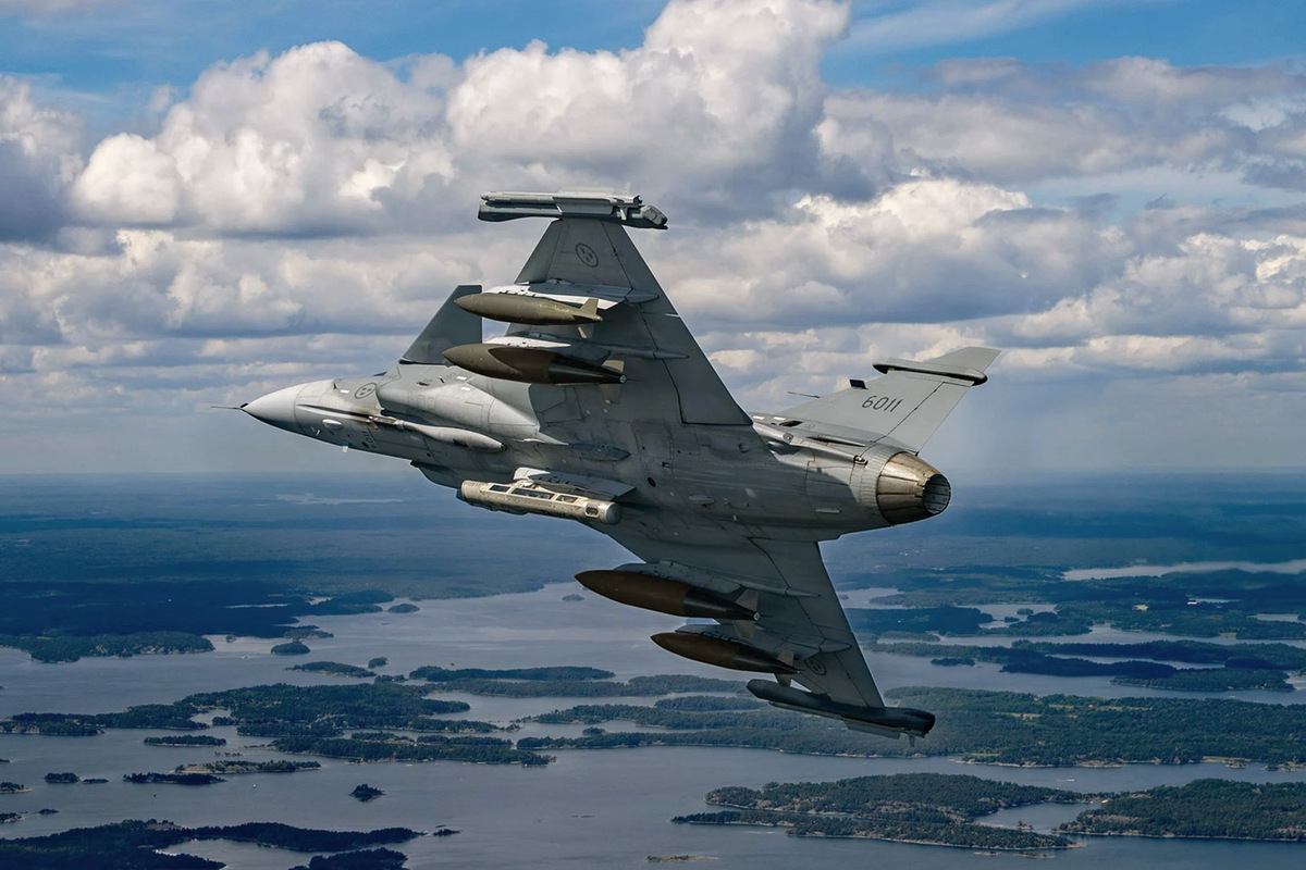 Foto: Švédskem nabízený Gripen E se na druhou stranu potýká s výrazným zpožděním při zavádění do služby švédského letectva a Flygvapnet ještě ani v prvním čtvrtletí roku 2025 nezařadil jediný sériový stroj k operační letce. K tomu by mělo dojít snad na konci letošního roku, navíc první letouny budou mít značně omezené operační schopnosti pouze pro plnění úkolů Air-to-Air. Saab totiž teprve nedávno zahájil letové zkoušky s protizemní municí v podobě hloupých pum Mk.83 / Mk. 82 a k integraci sofistikovanější výzbroje dojde až v následujících letech s příchodem nové softwarové edice MS23. | Saab