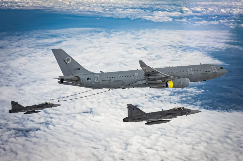 Foto: Certifikace švédských Gripenů byla původně plánována už na první polovinu roku 2022, tento termín však negativně ovlivnila ruská agrese vůči Ukrajině a samotné certifikační lety se uskutečnily až v průběhu října 2022. Víc než jeden rok pak trvalo „papírování“ a celý legislativní proces byl ukončen teprve v únoru 2024, kdy mohli čeští a švédští piloti zahájit reálný výcvik v doplňování paliva z tankerů A330MRTT mnohonárodní flotily MMF. | 211. taktická letka