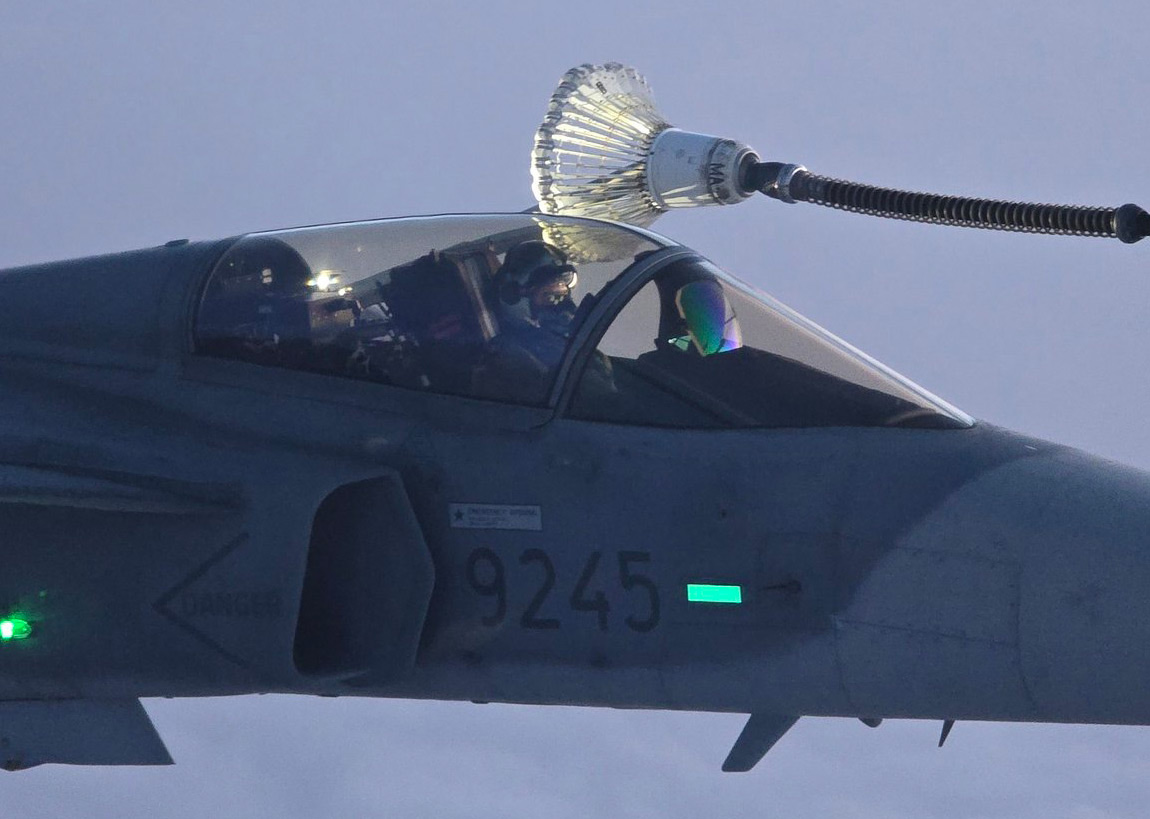 Foto: Detail na příď českého Gripenu, kde je vidět nově přidané osvětlení teleskopického nástavce | MMF