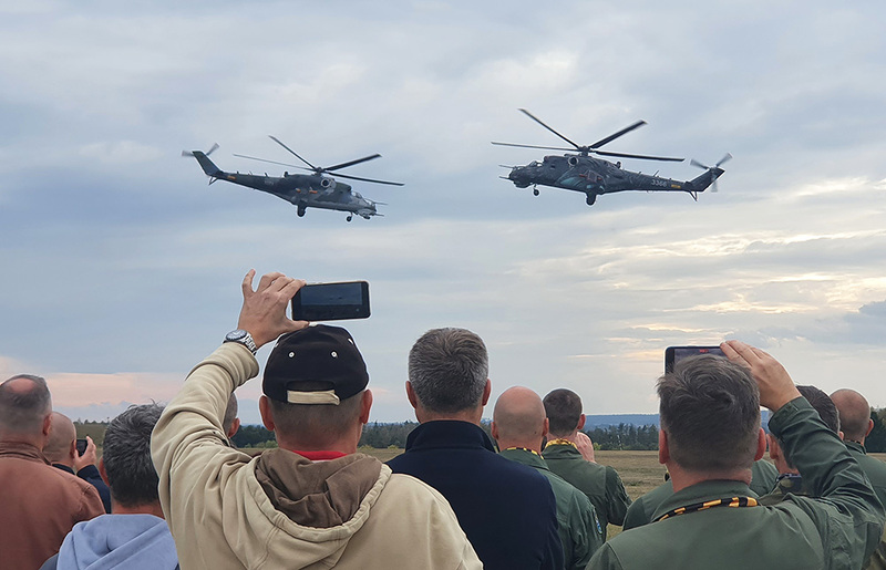 Foto: Dynamická ukázka bitevních vrtulníků Mi-24V | Tomáš Vlach / CZ DEFENCE