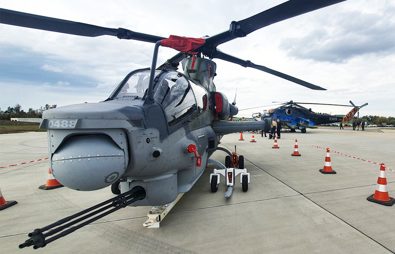 Foto: Na stojánce vedle Mi-24 stály stroje Bell AH-1Z Viper (na fotografii) a UH-1Y Venom | Tomáš Vlach / CZ DEFENCE