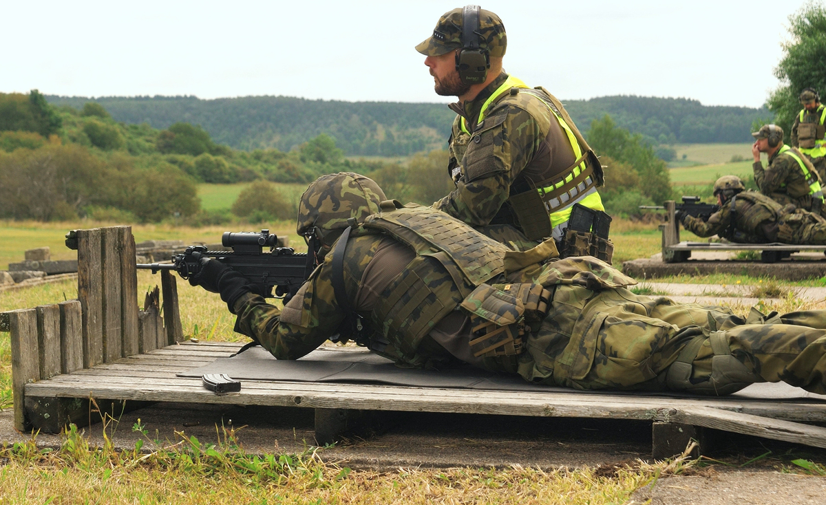 Foto: Studenti si vyzkoušeli například střelbu z ručních zbraní | Lukáš Rojek / CZ DEFENCE