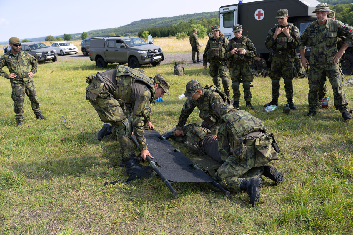 Foto: Zdravotní příprava - přesun raněného | Michal Pivoňka / CZ DEFENCE