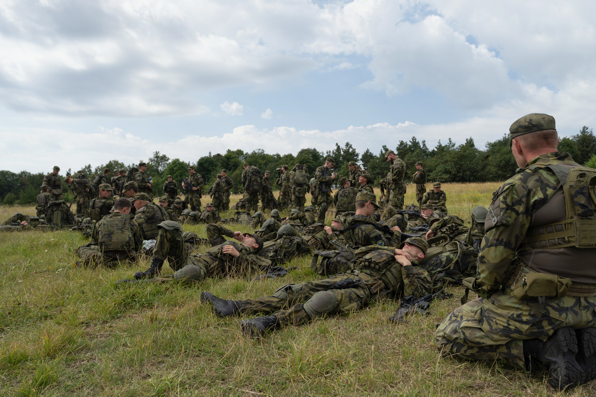 Foto: Krátký odpočinek před dalším cvičením | Michal Pivoňka / CZ DEFENCE