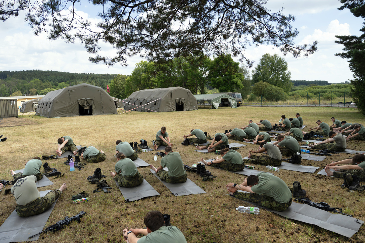 Foto: Cvičící studenti se po pochodu pořádně protáhli | Michal Pivoňka / CZ DEFENCE