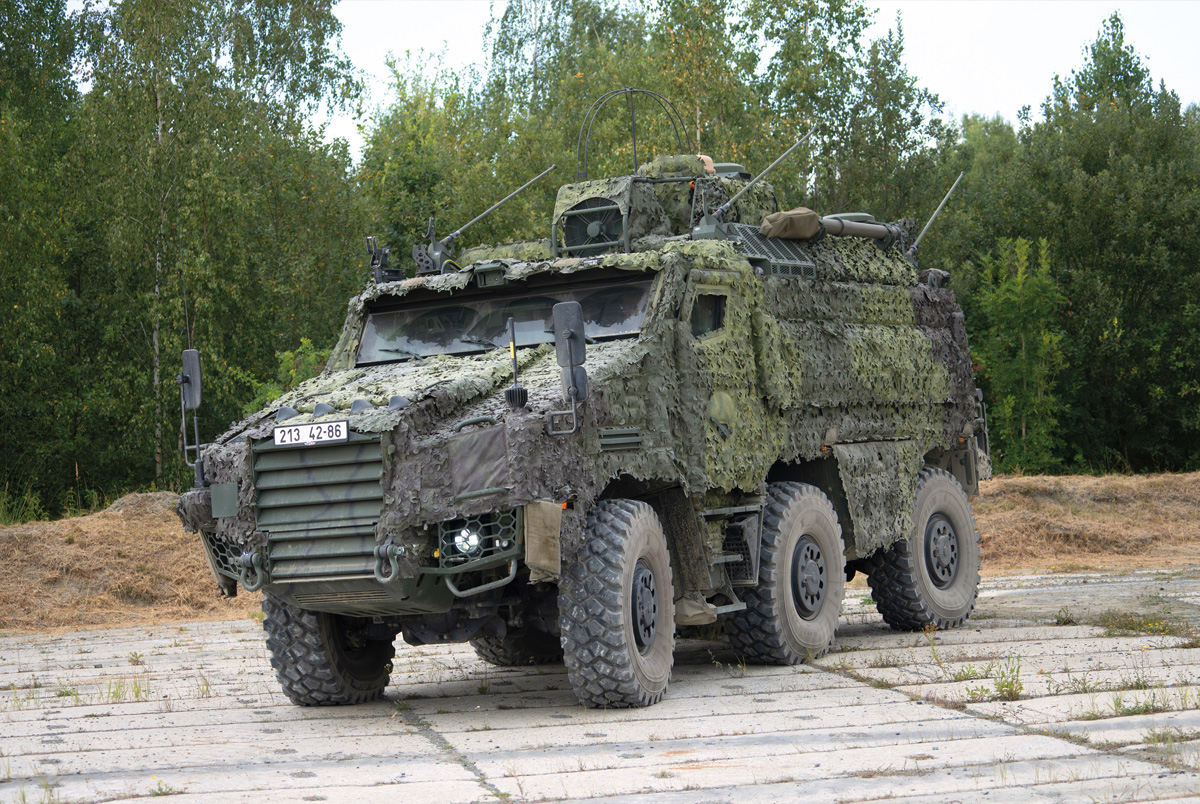 Foto: Brigáda do své výzbroje nově obdržela obrněná vozidla TITUS 6x6 ve spojovací (KOVS) verzi | Michal Pivoňka / CZ DEFENCE