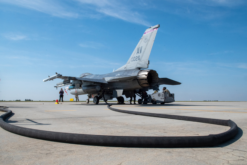 Foto: Procedura „HOT PIT“ - dotankování a vyzbrojení letadel F-16C se spuštěným motorem na stojánce | kpt. Jindřiška Budiková / 22. zVrL