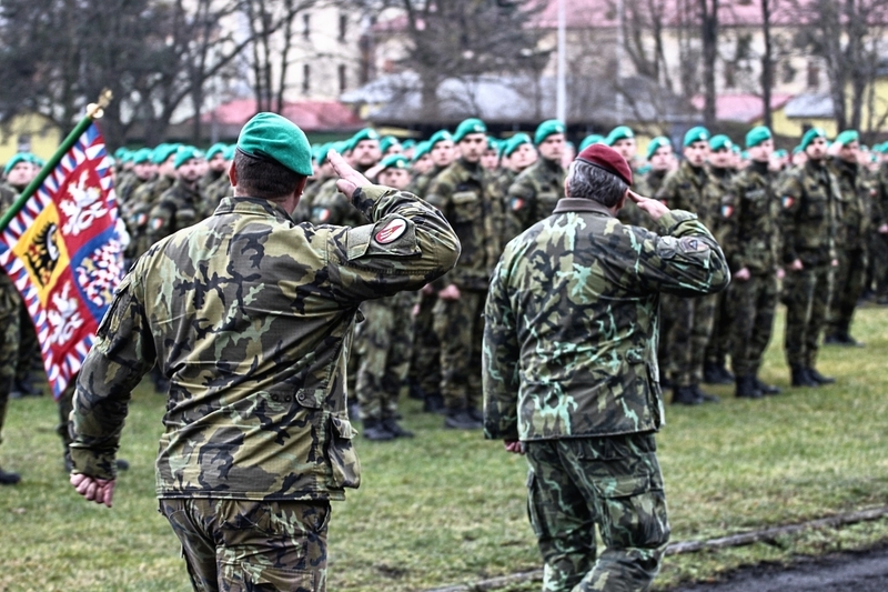 01_generalporucik_ales_opata_a_plukovnik_pavel_lipka_pri_prehlidce_nastoupenych_jednotek