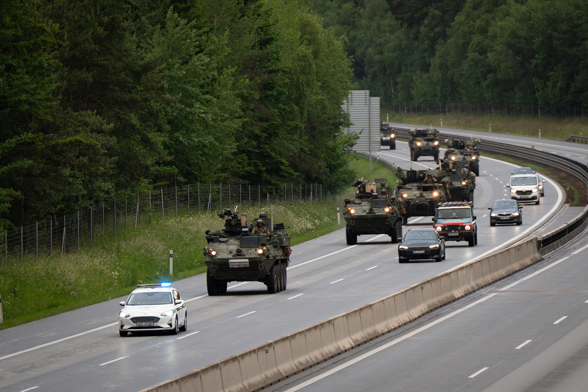 Foto: Kolona vozidel spojeneckých sil | 91. skupina informačního boje