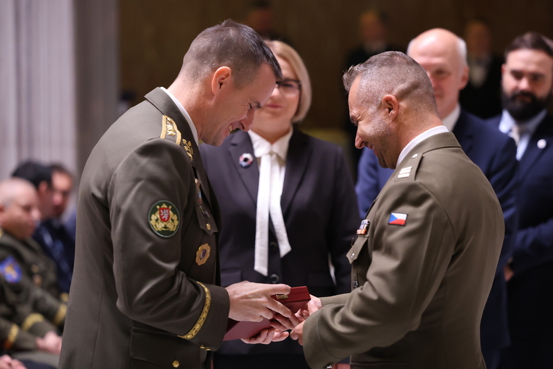 Foto: Za záchranu života byl praporčík J. M. po svém návratu oceněn náčelníkem Generálního štábu Armády České republiky generálporučíkem Karlem Řehkou | Jan Schejbal