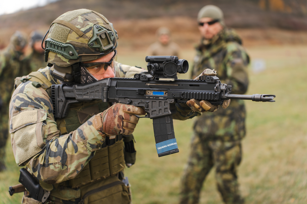 Foto: Střelecký standard Pozemních Sil Armády ČR: Nová cesta ke stejnému cíli | Michal Beran