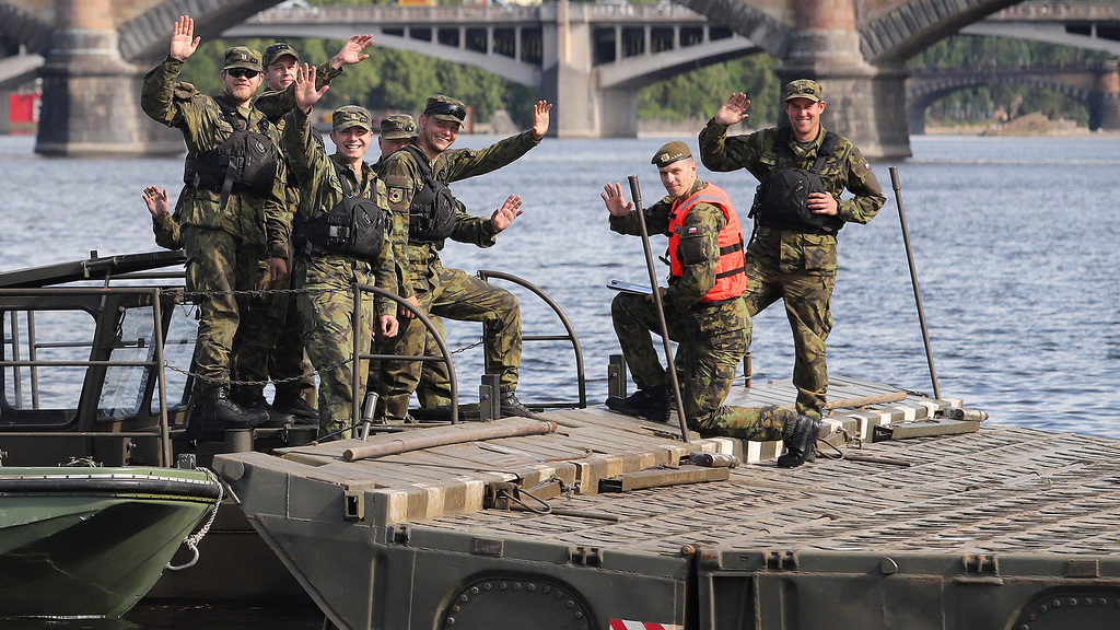 Foto: Seskoky vojáků do Vltavy, slaňování na ponton i přelet vrtulníků | Jan Schejbal