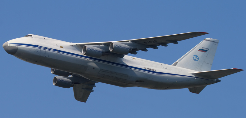 An-124_RA-82028_in_formation_with_Su-27_09-May-2010_(cropped)