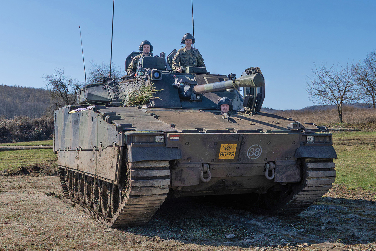 Foto: Čeští vojáci v pásovém bojovém vozidle CV90 | Michal Pivoňka / CZ DEFENCE