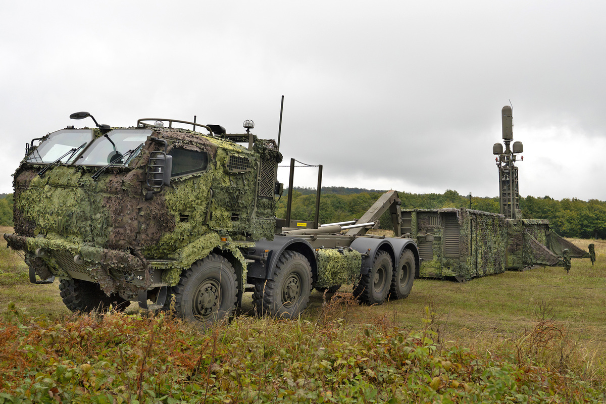 Foto: Antény i hlavní řídící stanice systému DPET jsou umístněy v kontejnerech ISO-1C, které se převážejí vozidly Tatra T-815 8x8 s hákovým nakladačem | Michal Pivoňka / CZ DEFENCE
