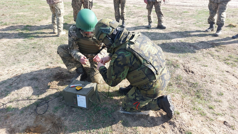 Foto: Výcvik ukrajinských vojáků v oblasti ženijní přípravy | EUMAM UA