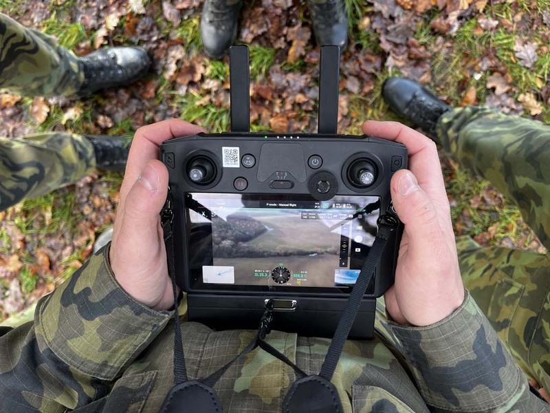 Foto: Zkoumány byly také schopnosti dronu detekovat nepravidelné změny terénu s cílem možného použití dronu jako detekčního nástroje pro přesné rozmístění min. | UNOB