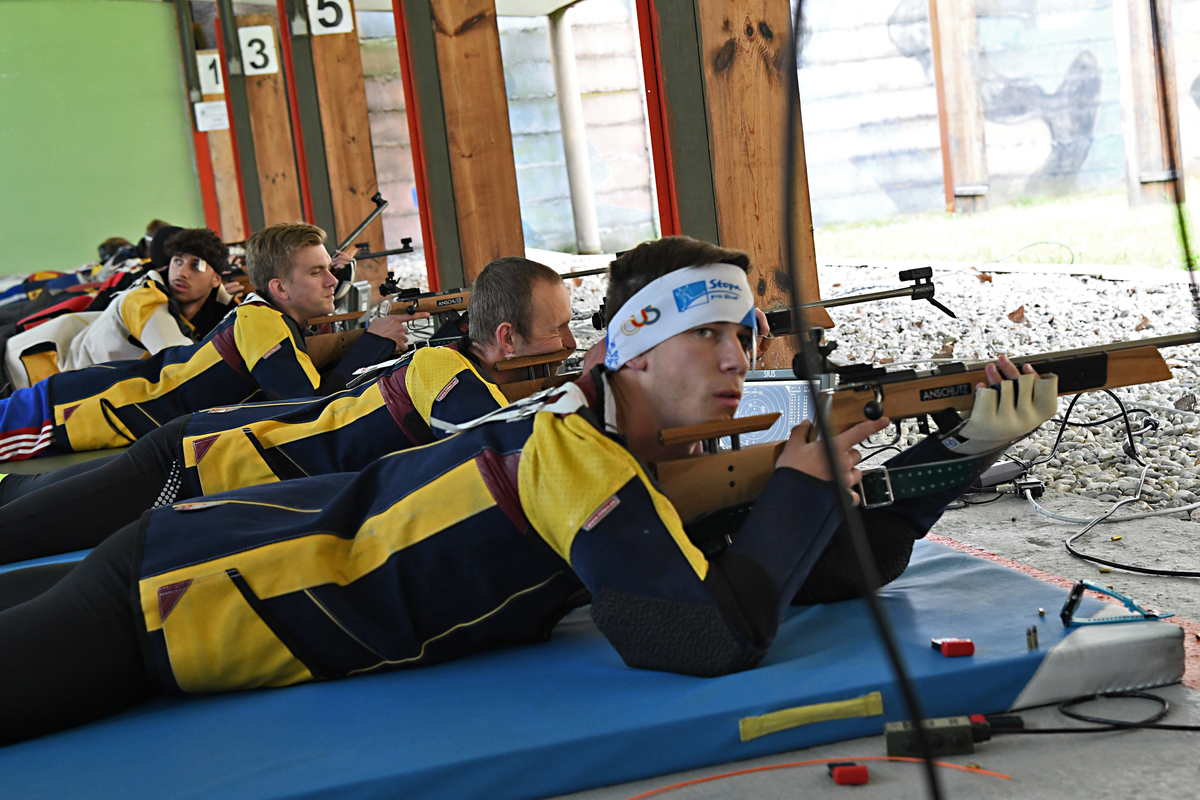 Foto: Střelba z malorážky byla první disciplínou mezinárodního přeboru ve vojenském pětiboji. Trio českých závodníků při střelbě na přesnost. | Vladimír Bezděk