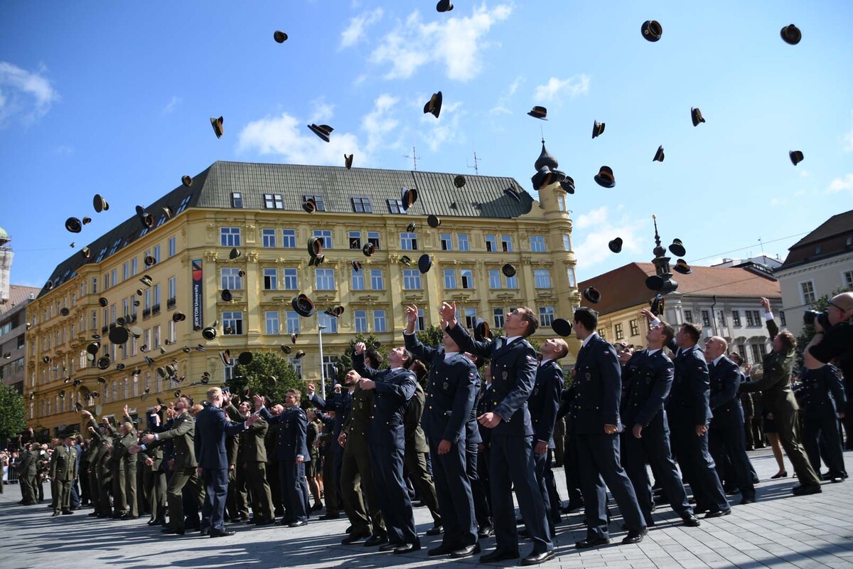 Foto: K útvarům z ní odchází spolu s dalšími například 16 vojenských pilotů nebo 13 specialistů na kybernetickou bezpečnost, spektrum specializací pokrývá současné potřeby české armády. | UNOB