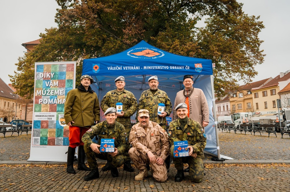 Foto: V některých případech jsou vojáci doprovázeni Sokoly a válečnými veterány z Československé obce legionářské, Sdružení válečných veteránů a spolku VETERANS | des. Zbyněk Reitspies
