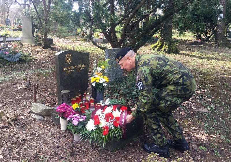 Náčelník Vojenské policie položil jménem všech vojenských policistů na hrob Milana Štěrby smuteční věnec