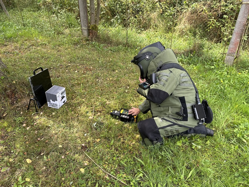 Foto: Pyrotechnik v EOD obleku rentgenuje podezřelý předmět | Michal Pivoňka / CZ DEFENCE