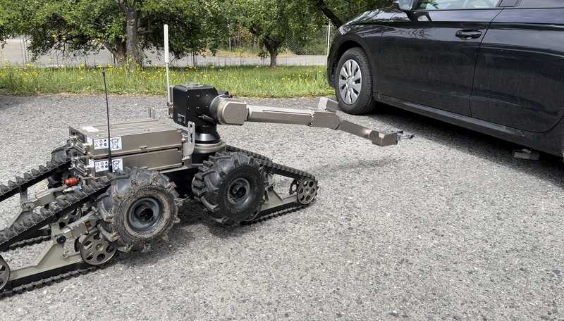 Foto: Práce s pyrotechnickým robotem Telemax PRO | Michal Pivoňka / CZ DEFENCE