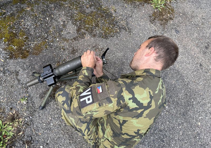 Foto: Příprava pyrotechnického rozstřelovače | Michal Pivoňka / CZ DEFENCE