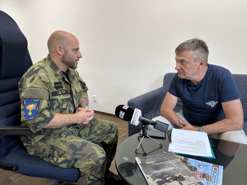 Foto: Momentka z rozhovoru s hlavním pyrotechnikem VP kpt. Zbyňkem Malkovským | Michal Pivoňka / CZ DEFENCE